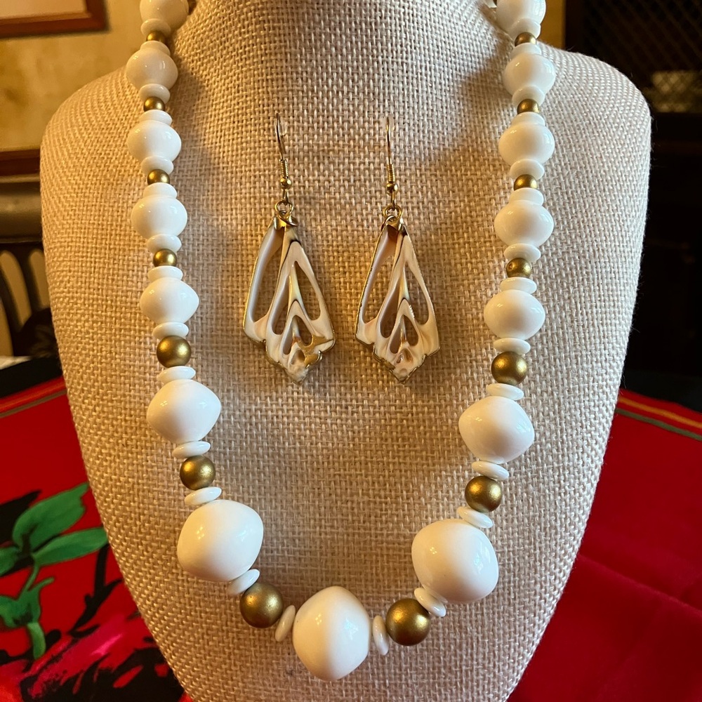 WHITE AND GOLD  BEADED NECKLACE WITH PIERCED EARRINGS